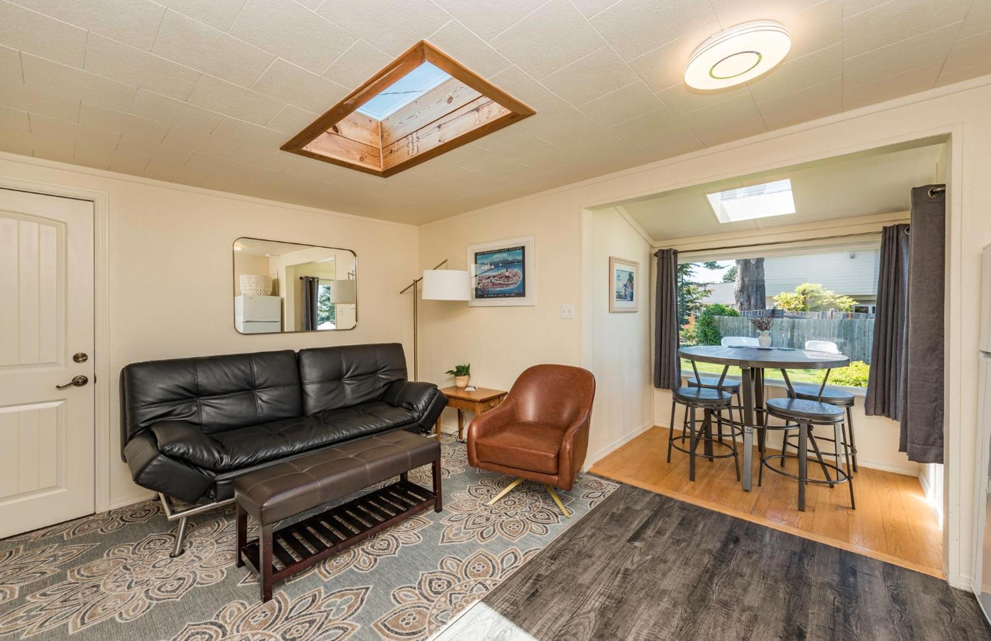 Juan De Fuca Waterfront Hotel & Cottages سيكيم المظهر الخارجي الصورة