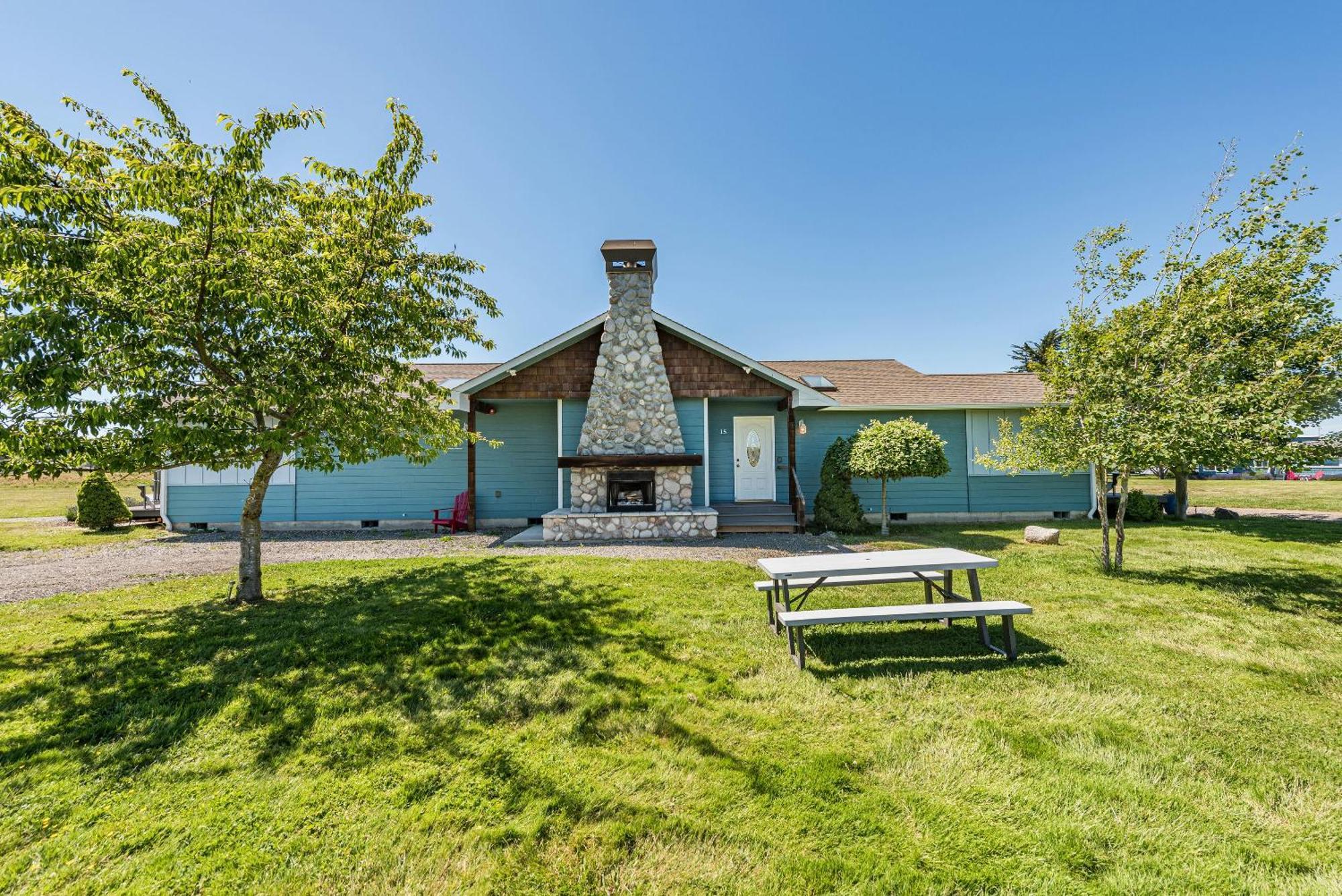 Juan De Fuca Waterfront Hotel & Cottages سيكيم المظهر الخارجي الصورة